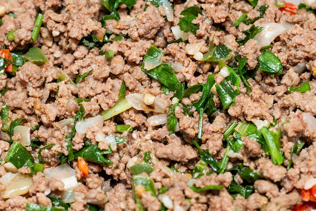 carne moída com cheiro verde, comida muito popular no Brasil.