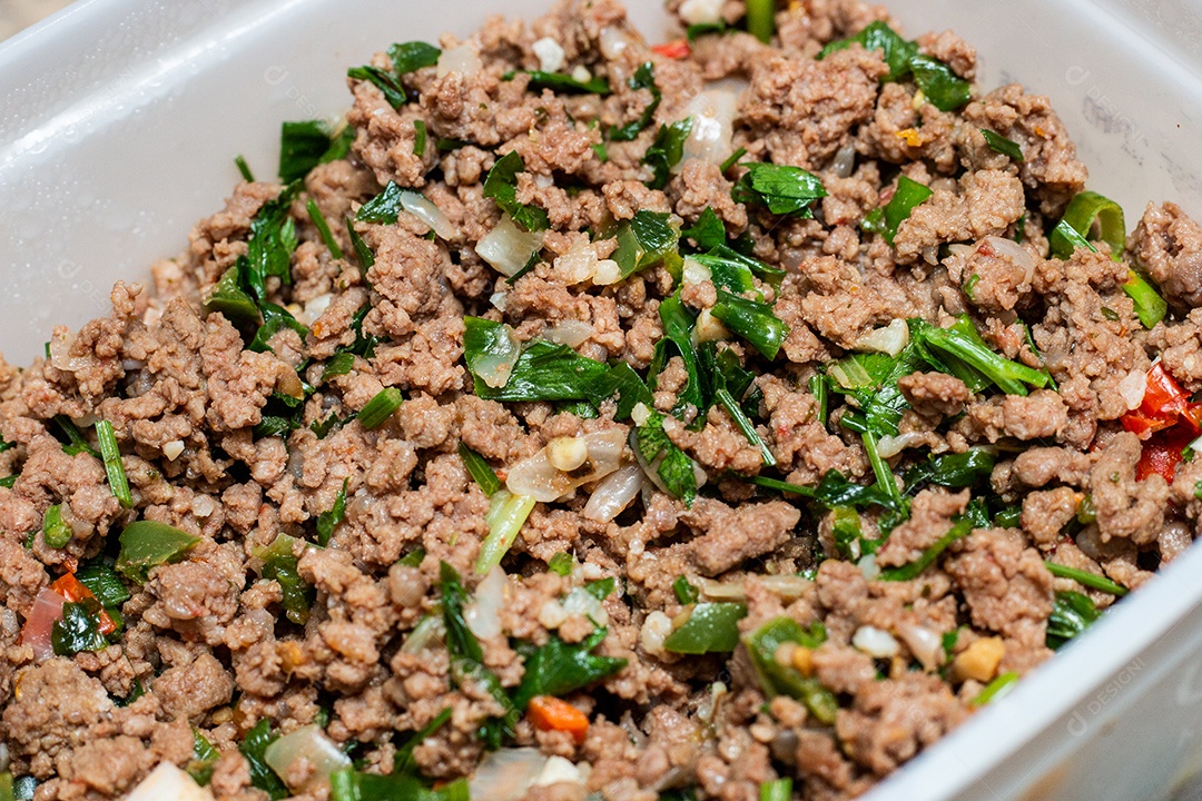 carne moída com cheiro verde, comida muito popular no Brasil.