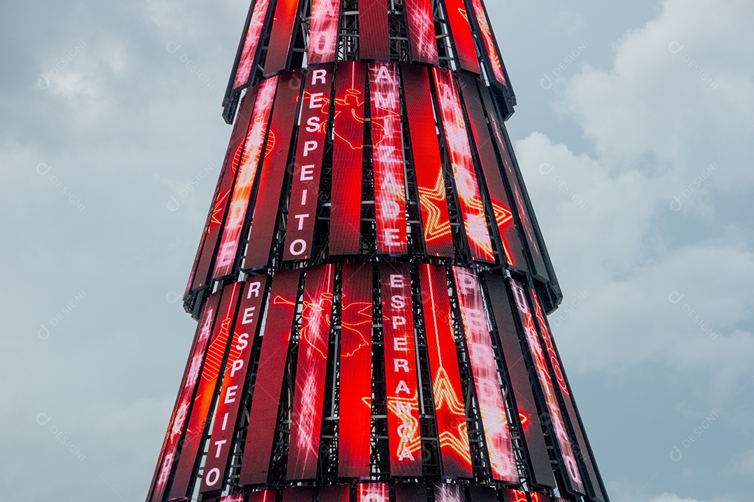 Árvore de Natal em LED com palavras em português no Rio de Janeiro