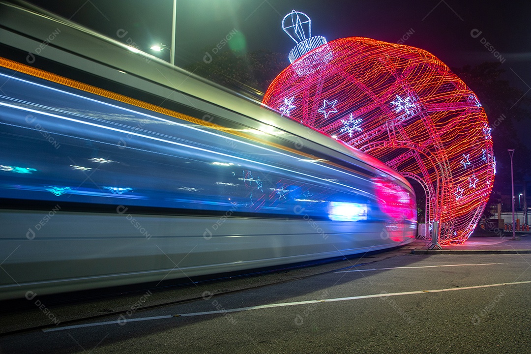 Trem VLT passando pela decoração natalina da região portuária do Rio de Janeiro no Brasil.