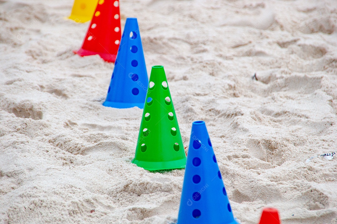 ícones coloridos usados ​​para praticar exercícios funcionais na praia, modalidade muito popular no rio de janeiro.