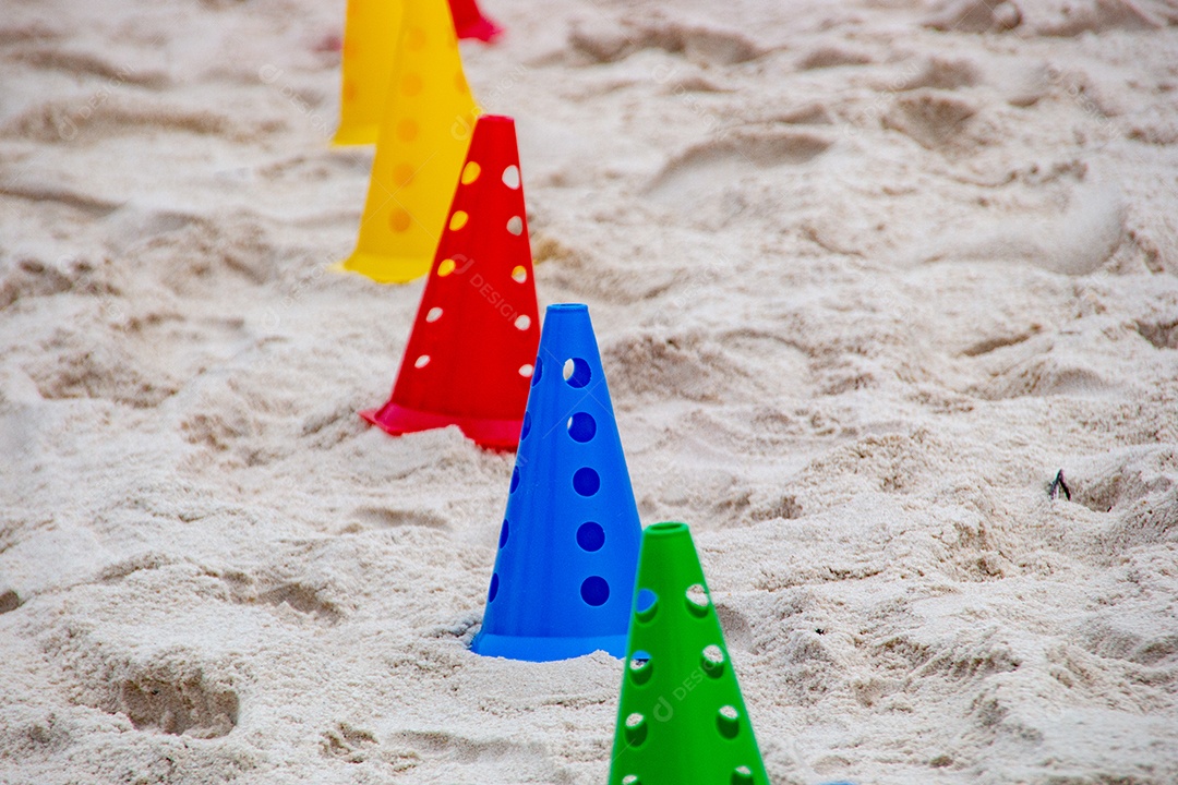 ícones coloridos usados ​​para praticar exercícios funcionais na praia, modalidade muito popular no rio de janeiro.