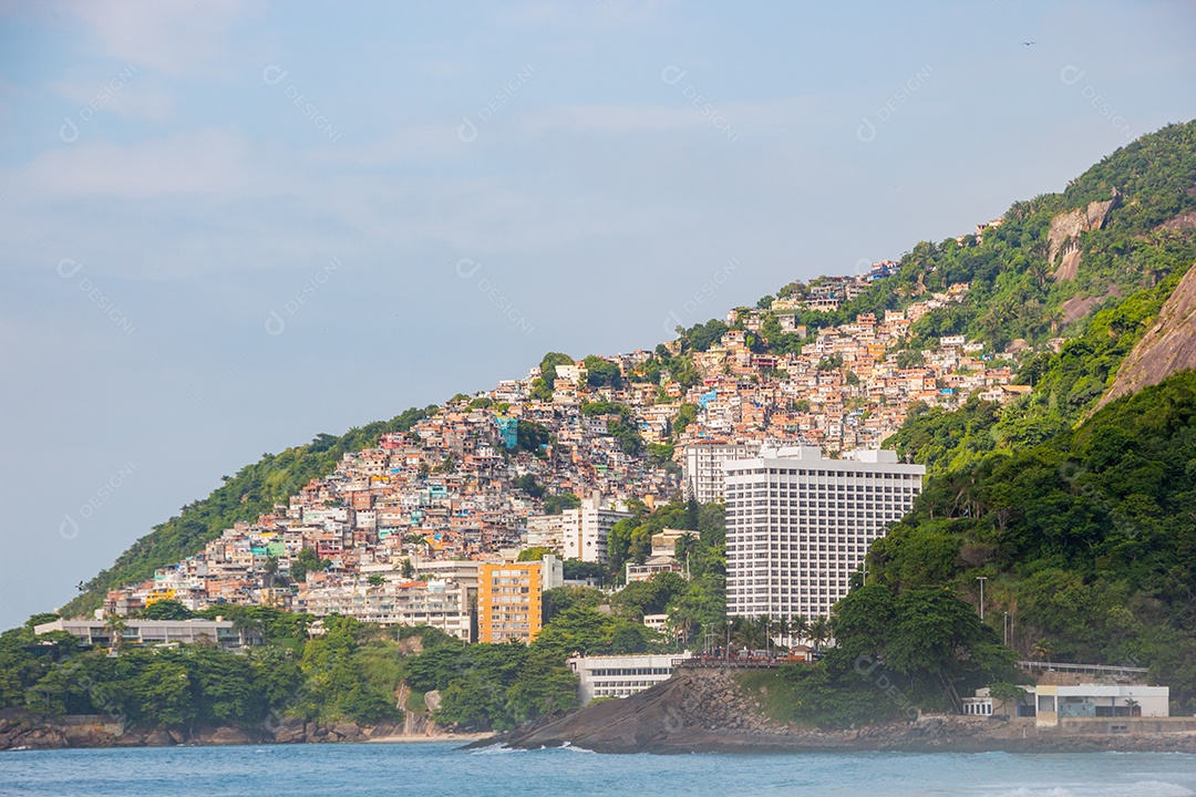 Morro do Vidigal visto da Praia do Leblon, no Rio de Janeiro, Brasil.