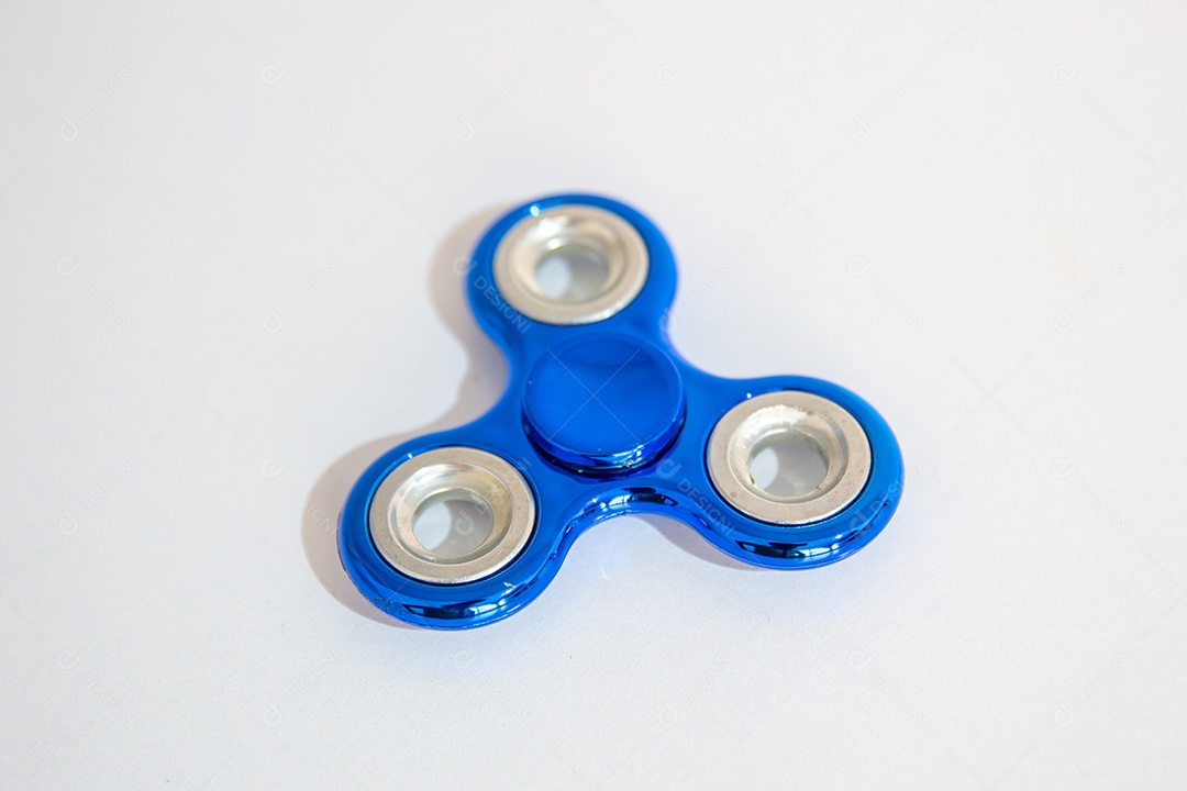 brinquedo de mão conhecido como girador de mão na cor azul, muito popular no brasil. hand spinner