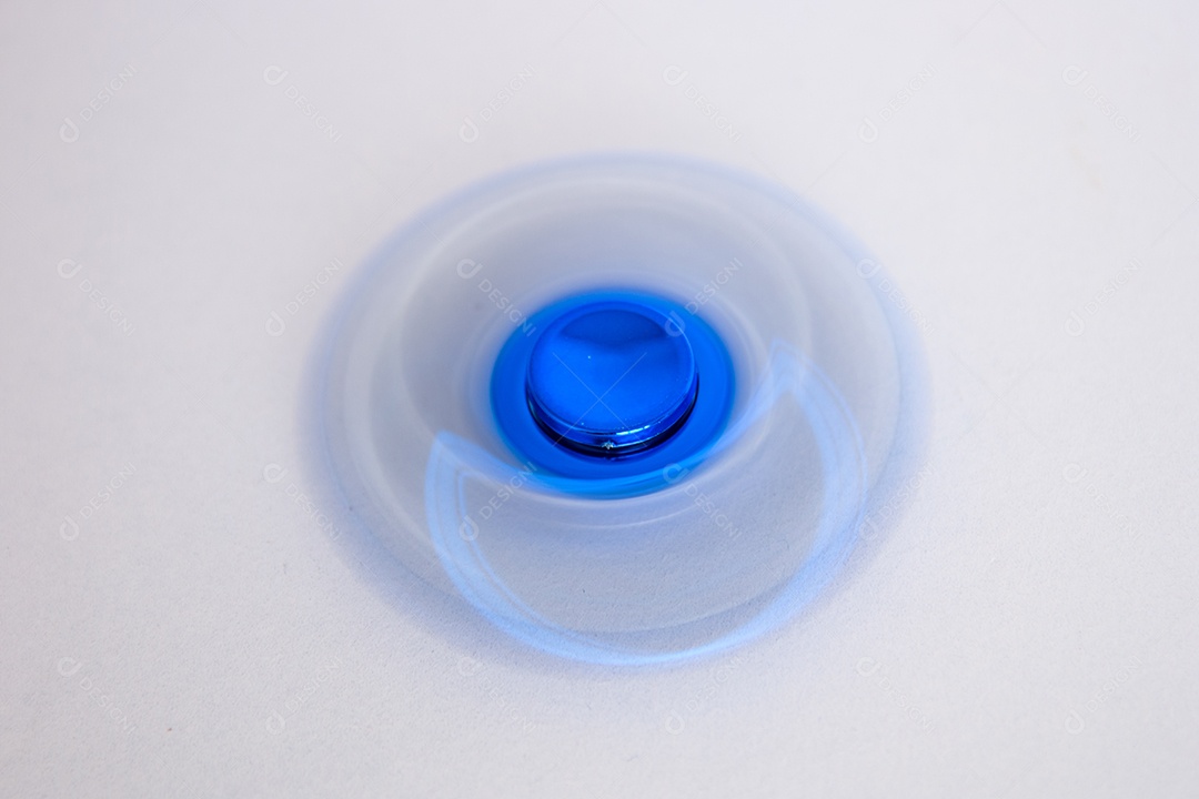 brinquedo de mão conhecido como girador de mão na cor azul, muito popular no brasil. hand spinner