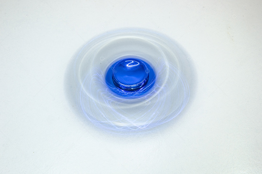 brinquedo de mão conhecido como girador de mão na cor azul, muito popular no brasil. hand spinner