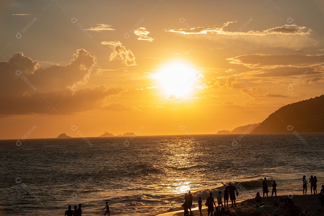 pôr do sol na praia de ipanema no rio de janeiro brasil.