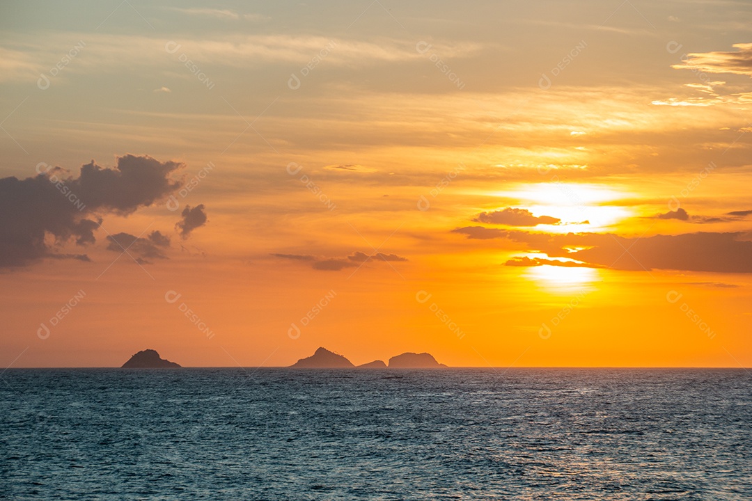 pôr do sol na praia de ipanema no rio de janeiro brasil.