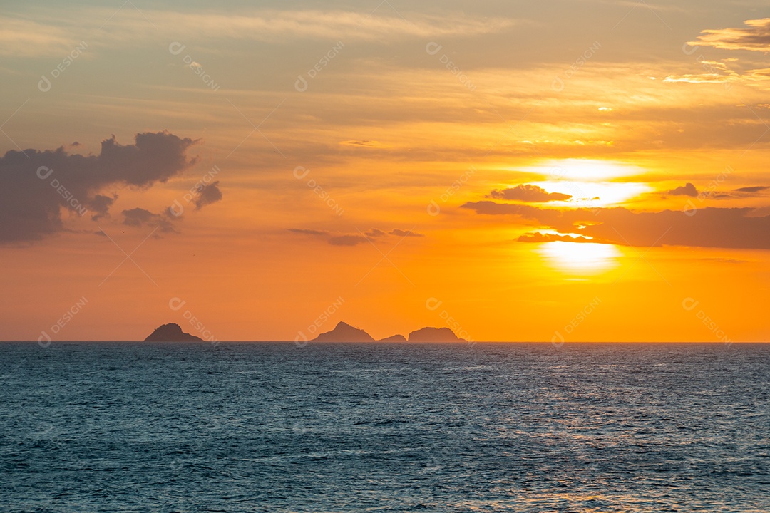 pôr do sol na praia de ipanema no rio de janeiro brasil.