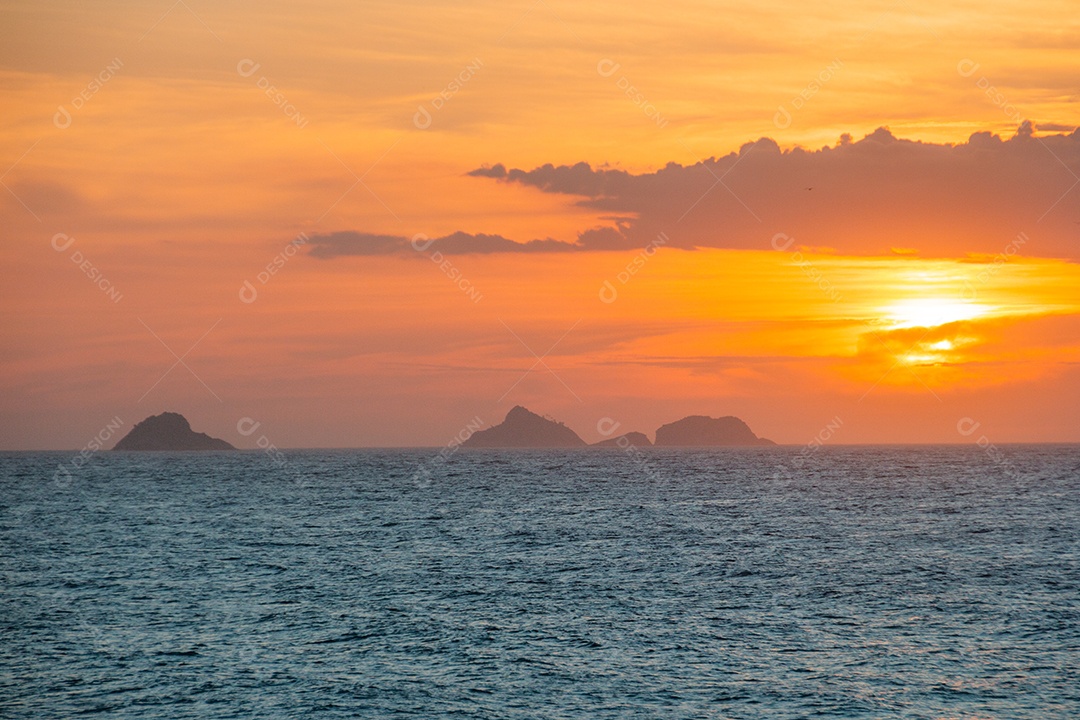 pôr do sol na praia de ipanema no rio de janeiro brasil.