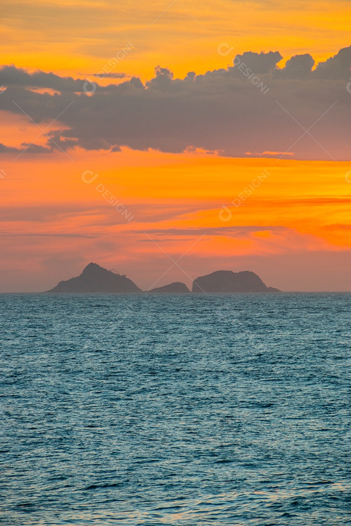 pôr do sol na praia de ipanema no rio de janeiro brasil.