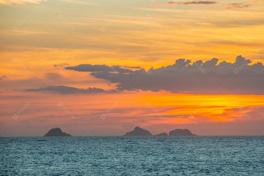 pôr do sol na praia de ipanema no rio de janeiro brasil.
