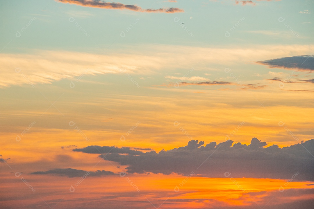 pôr do sol na praia de ipanema no rio de janeiro brasil.