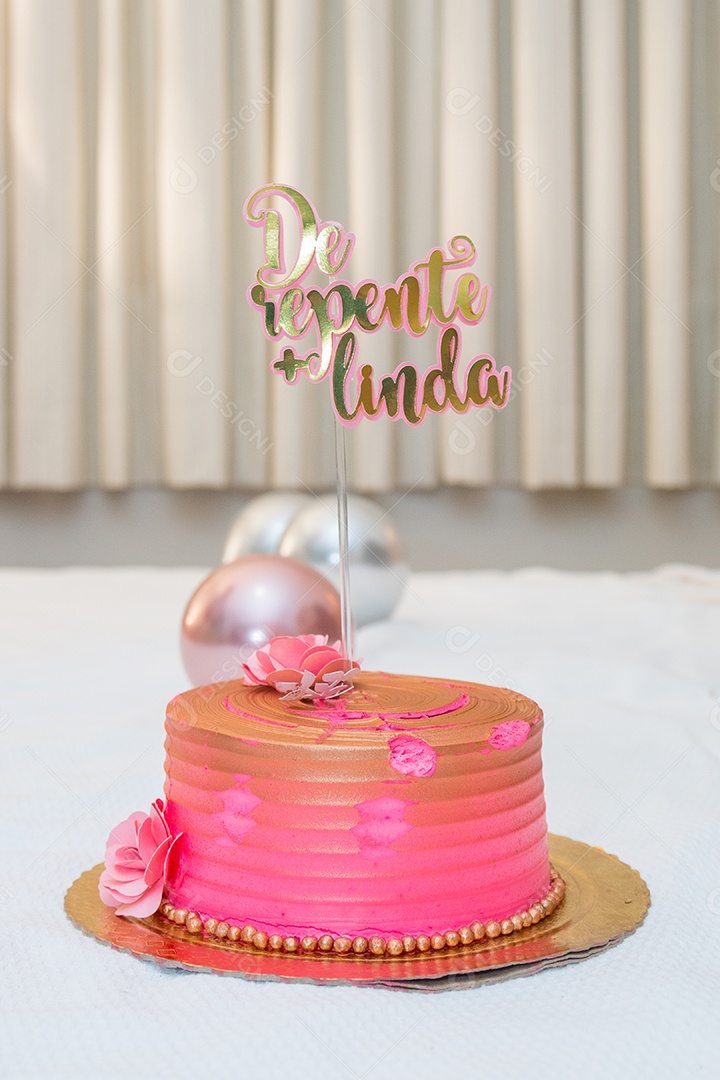 bolo de aniversário rosa com vela decorativa com a frase em português Suddenly more beautiful no Rio de Janeiro.