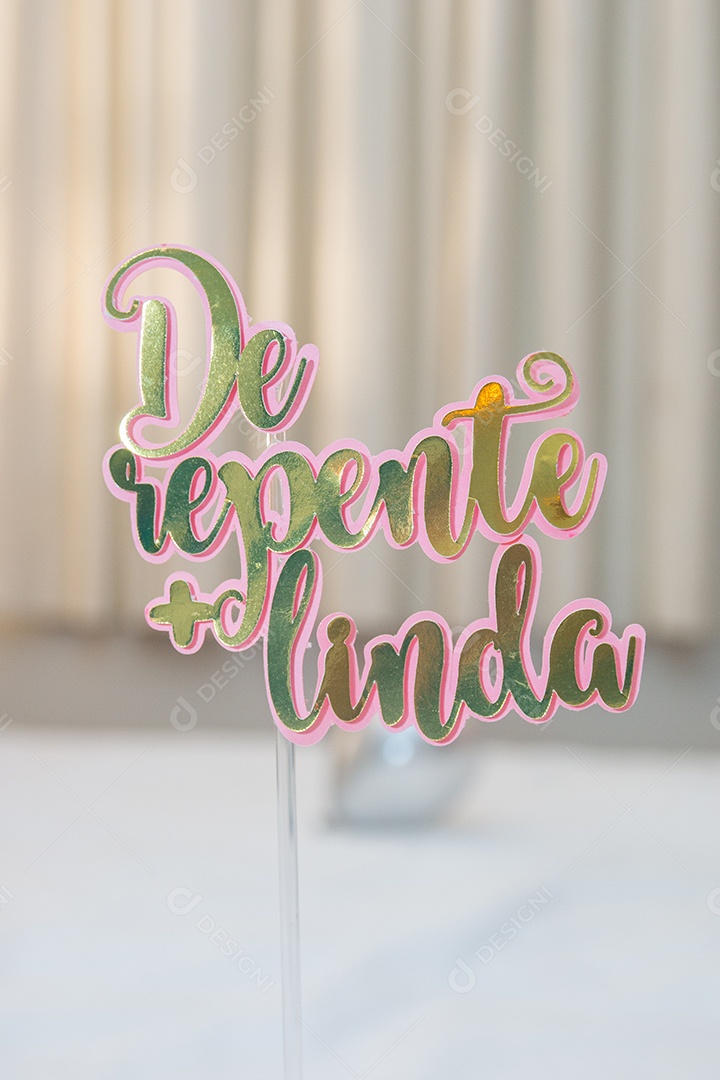 vela decorativa com a frase em português Suddenly more beautiful no Rio de Janeiro.