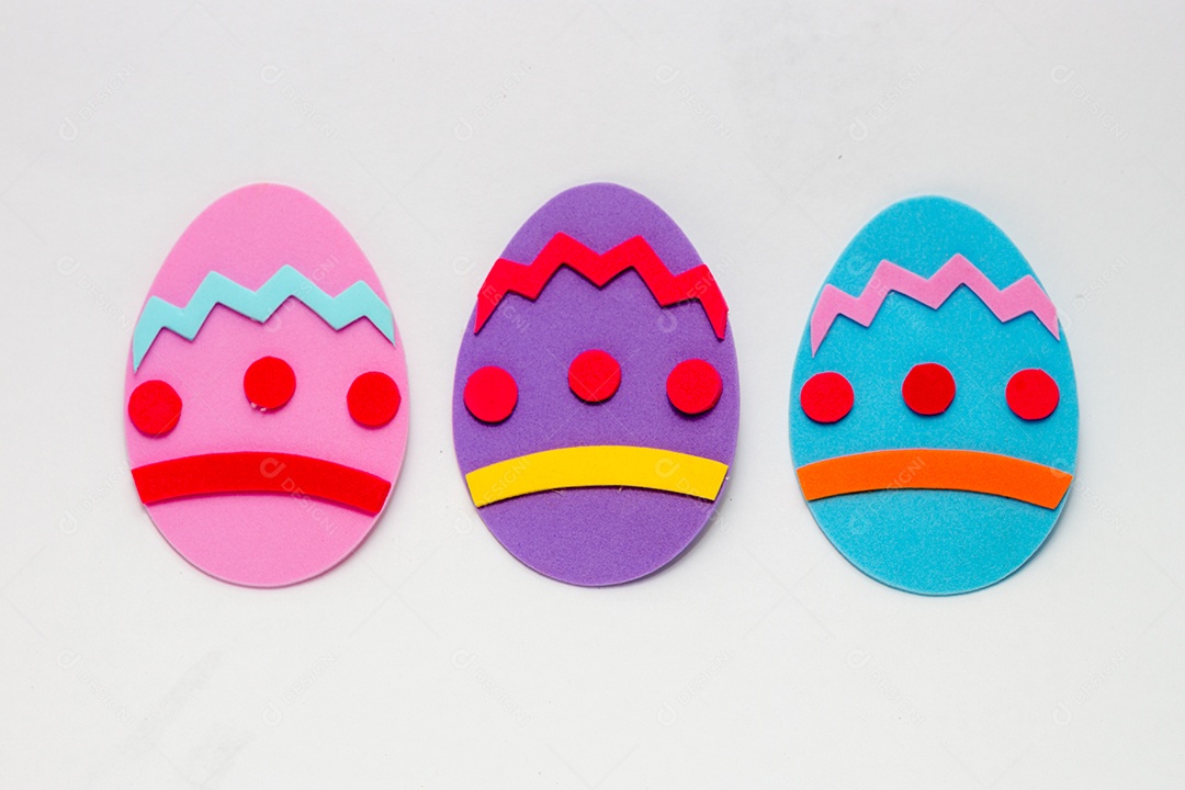 Ovo de espuma nas cores rosa, roxo e azul, usado para decoração de Páscoa no Rio de Janeiro.