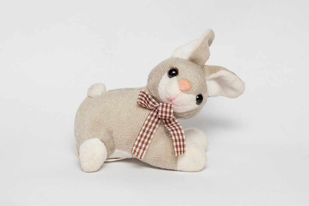 ovos de plástico amarelo e laranja com um coelho de pelúcia, usados ​​para decoração de Páscoa no Rio de Janeiro.