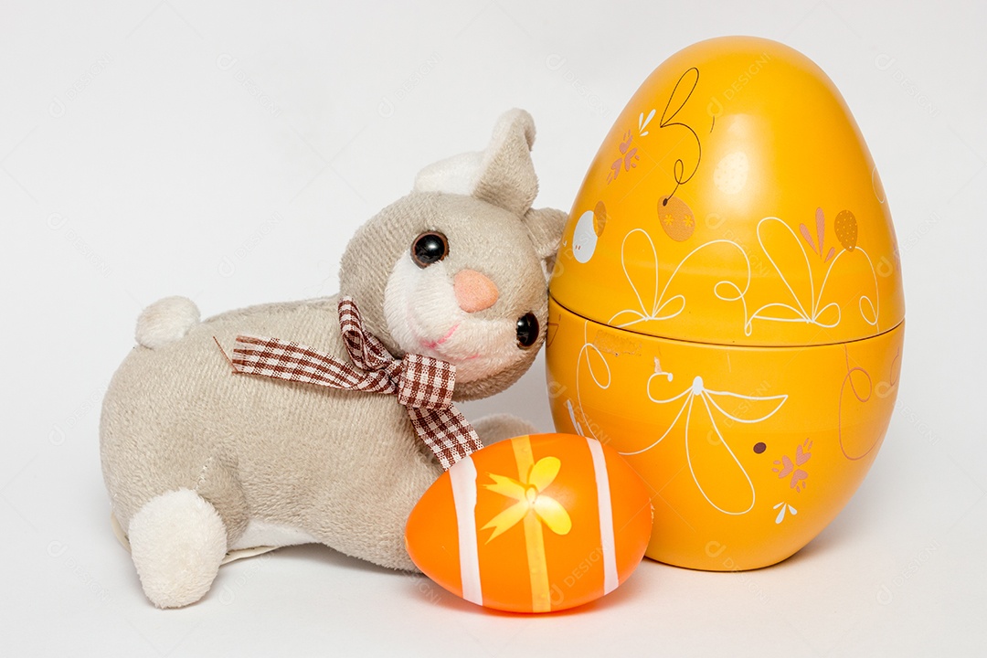 10473135ovos de plástico amarelo e laranja com um coelho de pelúcia, usados ​​para decoração de Páscoa no Rio de Janeiro.