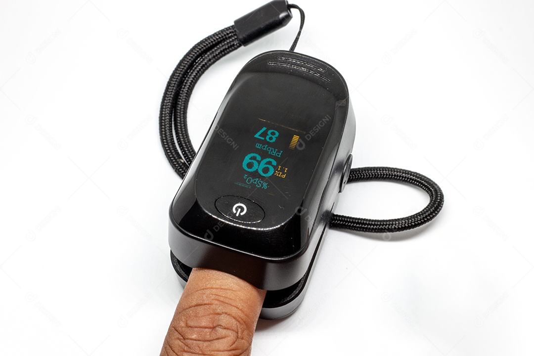 oxímetro preto para medir a saturação de oxigênio no sangue em fundo branco.