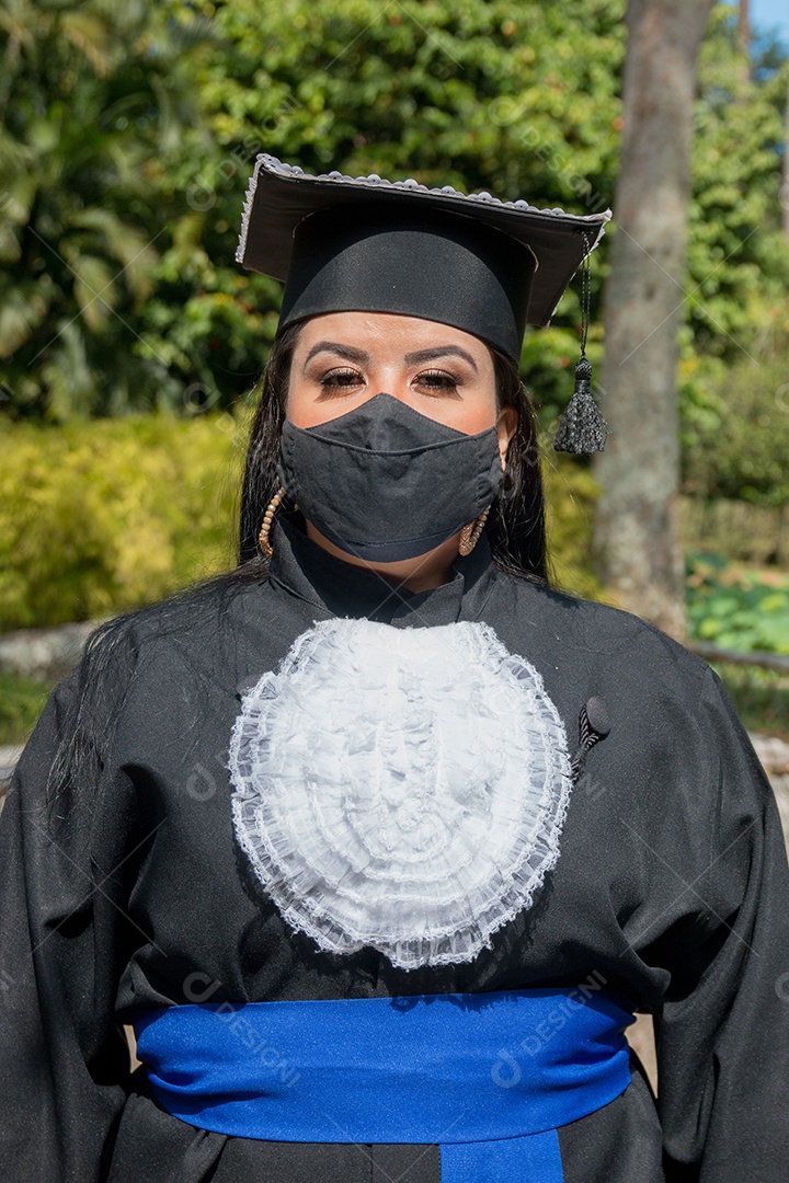 mulher com roupa de formatura no rio de janeiro.