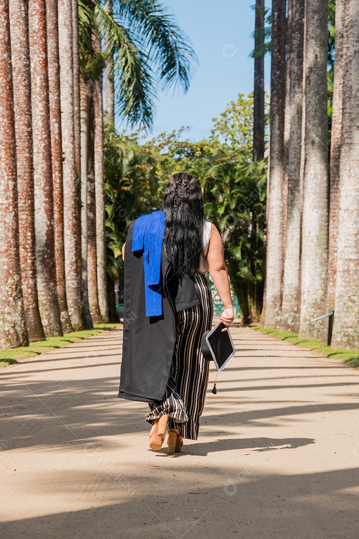 mulher com roupa de formatura no rio de janeiro.