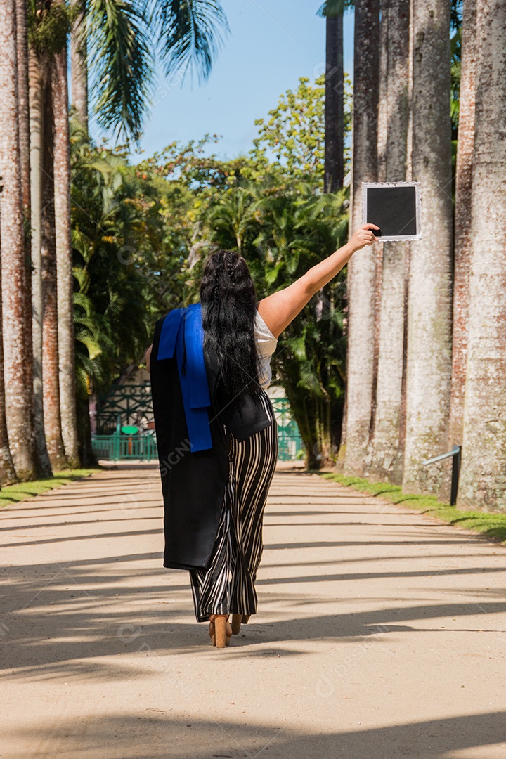mulher com roupa de formatura no rio de janeiro.