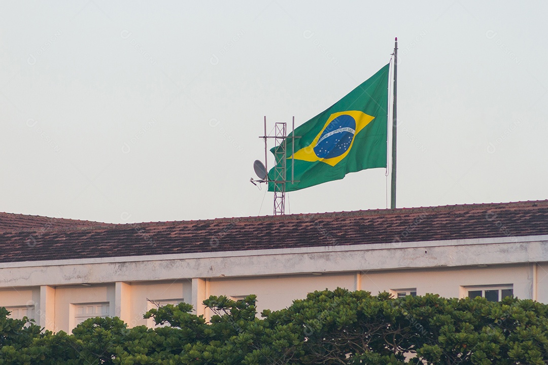 bandeira do brasil em cima de um prédio no rio de janeiro.