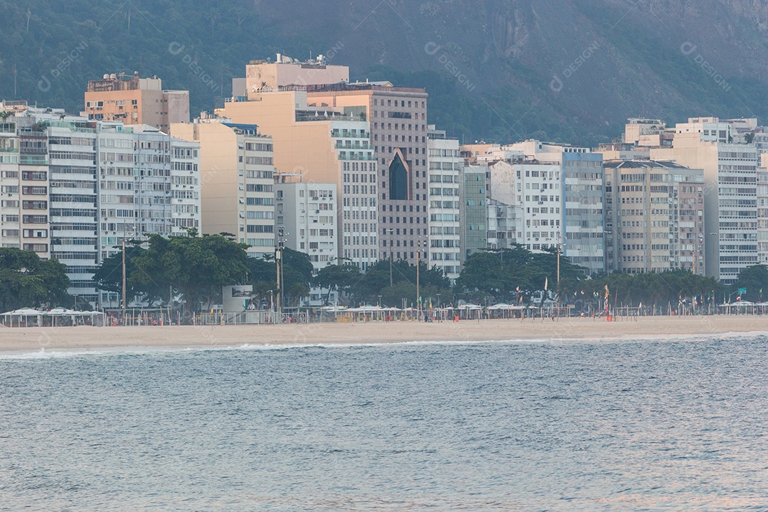 praia vazia de copacabana, durante a segunda onda da pandemia de coronavírus no rio de janeiro brasil.