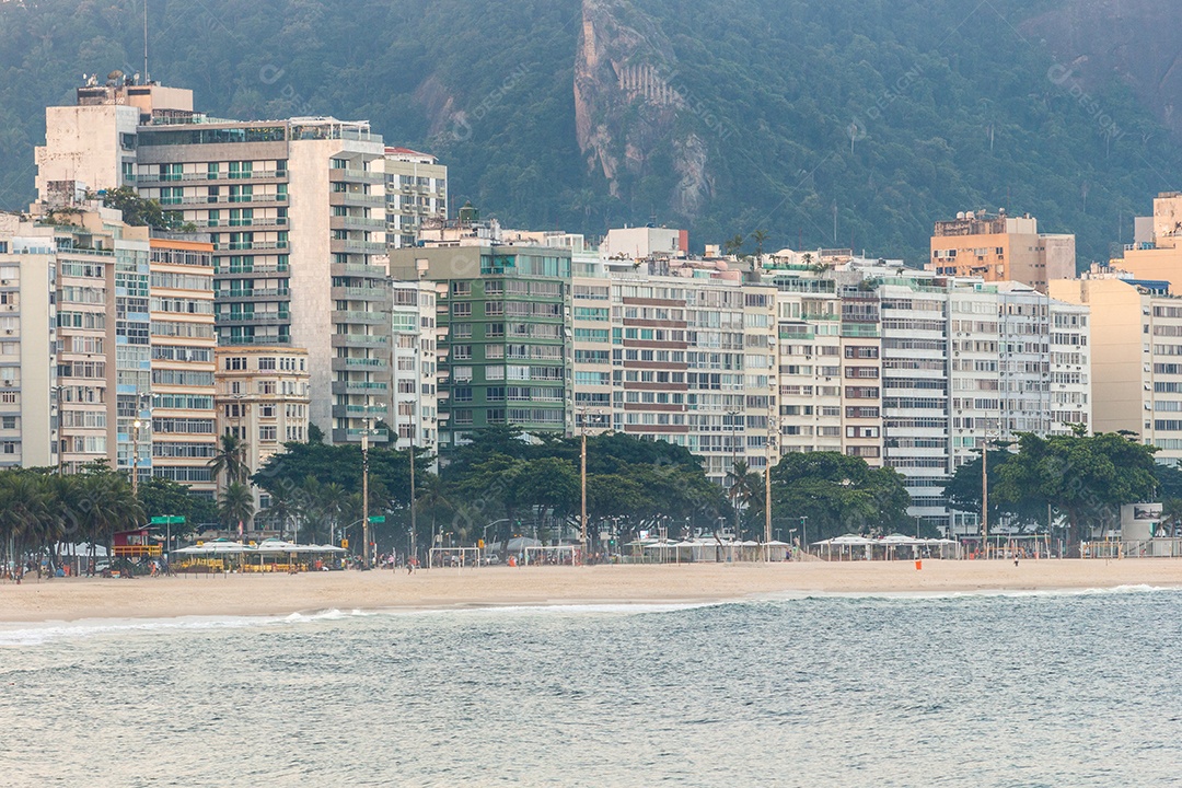 praia vazia de copacabana, durante a segunda onda da pandemia de coronavírus no rio de janeiro brasil.