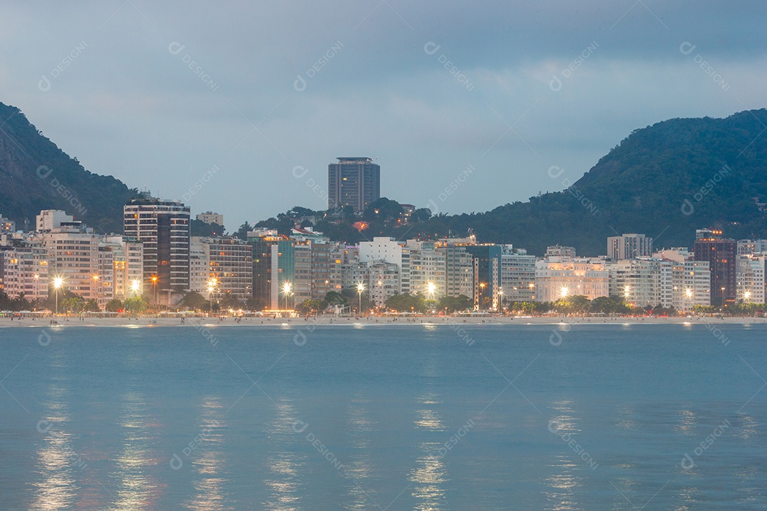 anoitecer na praia de Copacabana, no Rio de Janeiro.
