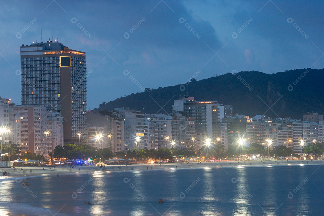 anoitecer na praia de Copacabana, no Rio de Janeiro.