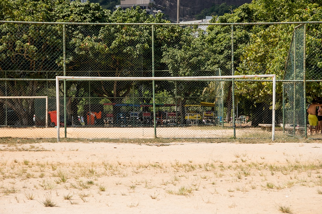 campo de futebol da terra, conhecido como várzea no rio de janeiro, brasil.