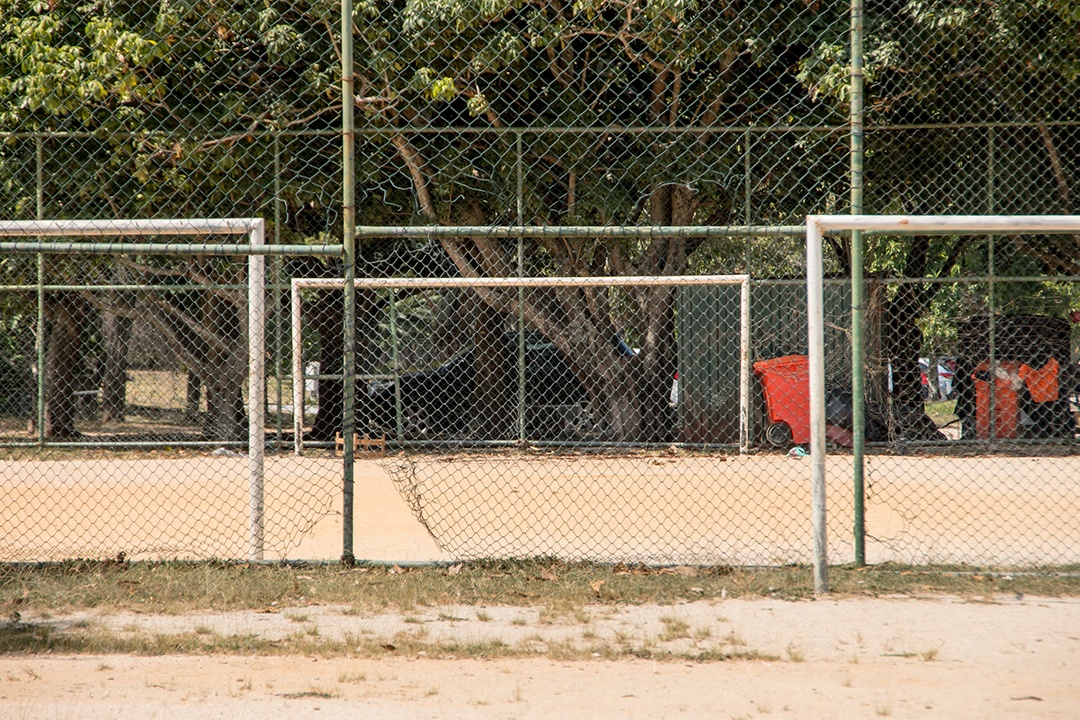 campo de futebol da terra, conhecido como várzea no rio de janeiro, brasil.