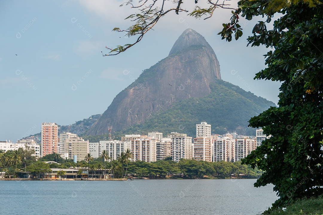 vista da lagoa rodrigo de freitas no rio de janeiro brasil.
