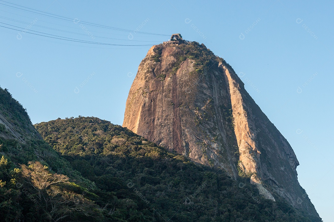 Pão de Açúcar visto da Praia Vermelha da Urca no Rio de Janeiro Brasil.