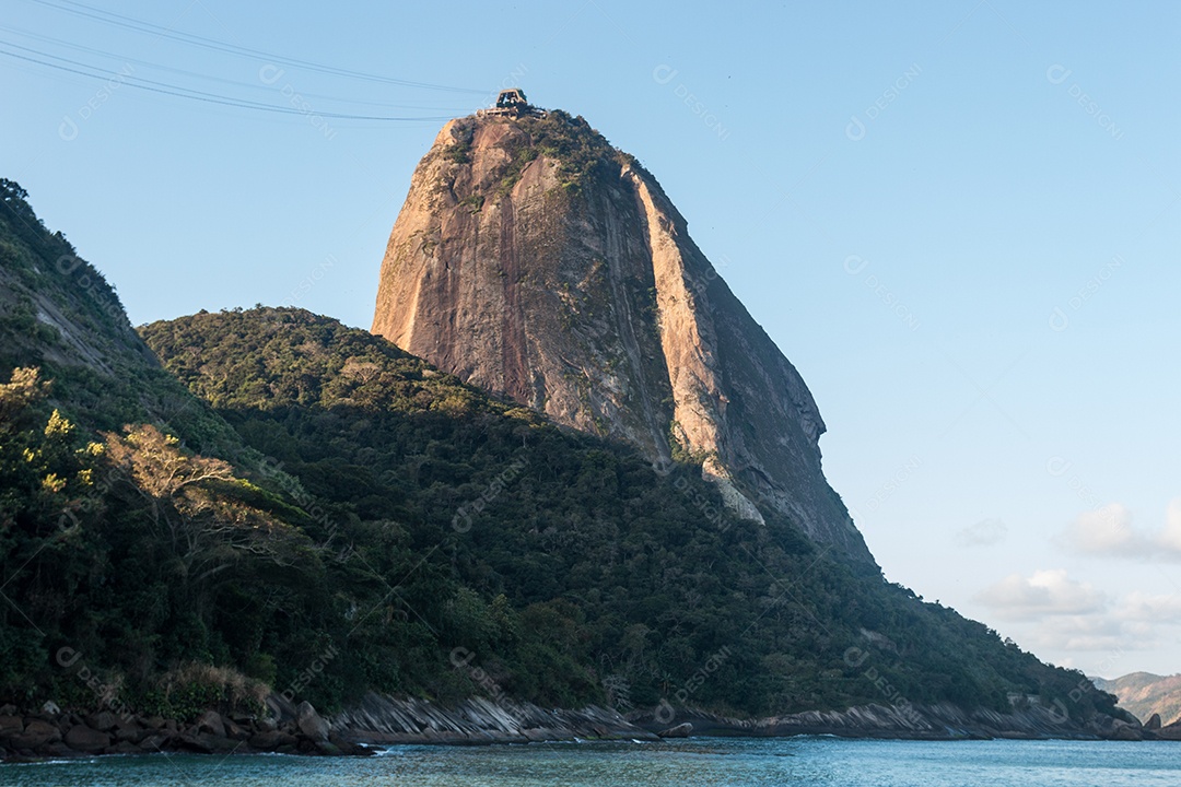 Pão de Açúcar visto da Praia Vermelha da Urca no Rio de Janeiro Brasil.