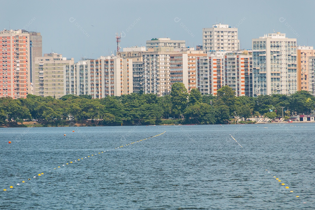 vista da lagoa rodrigo de freitas no rio de janeiro brasil.