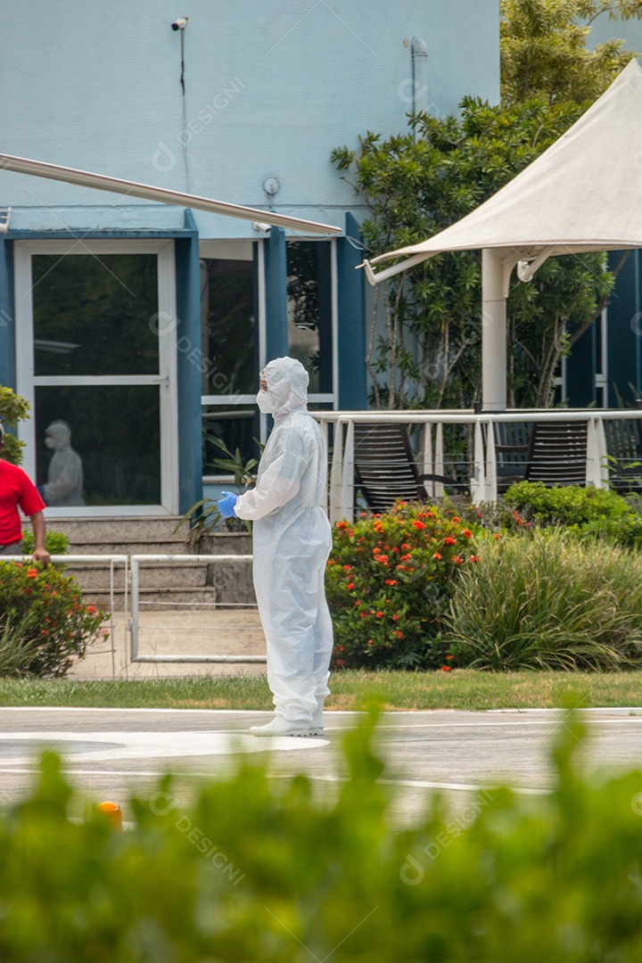 Homem com roupa de proteção contra coronavírus no rio de janeiro brasil.