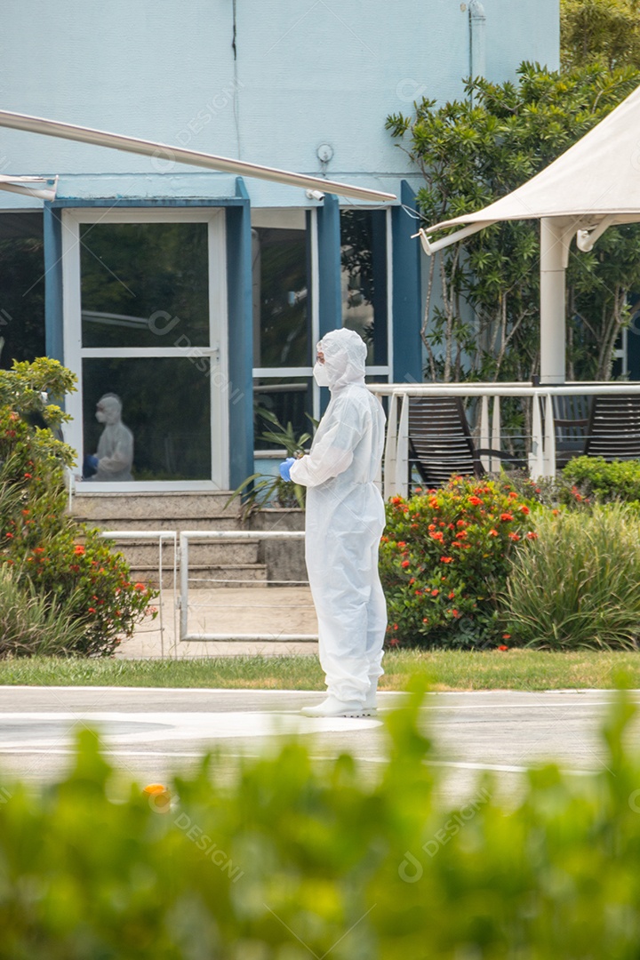 Homem com roupa de proteção contra coronavírus no rio de janeiro brasil.