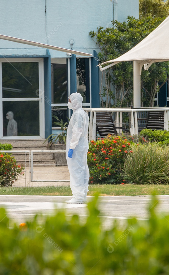 Homem com roupa de proteção contra coronavírus no rio de janeiro brasil.