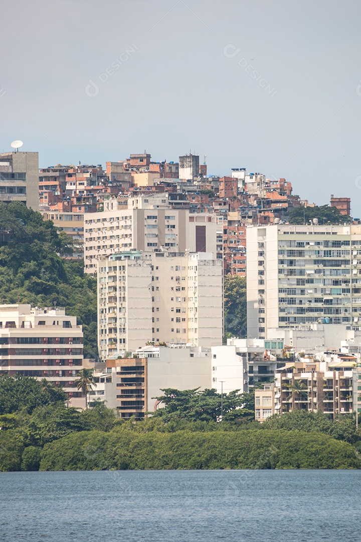 praia de ipanema vazia durante a pandemia de coronavírus no rio de janeiro brasil.