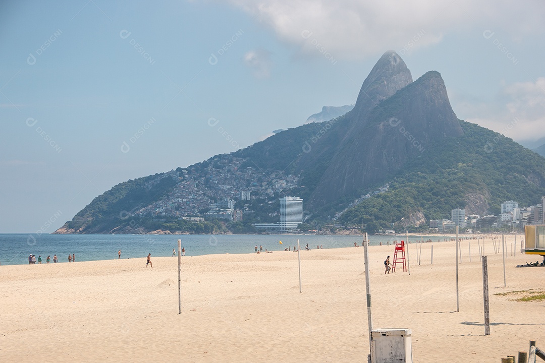 praia de ipanema vazia durante a pandemia de coronavírus no rio de janeiro brasil.