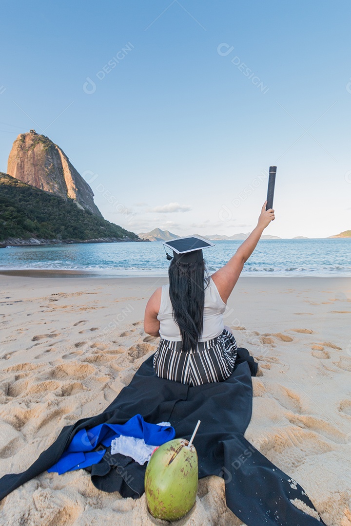 mulher com roupa de formatura no rio de janeiro.