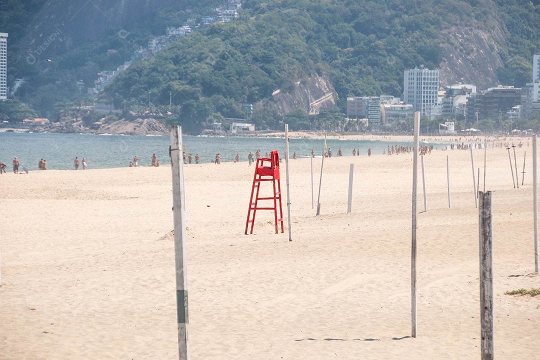 praia de ipanema vazia durante a pandemia de coronavírus no rio de janeiro brasil.