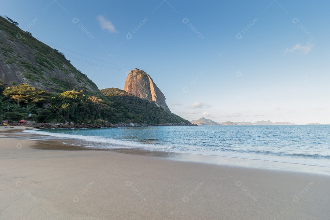 praia vazia de ipanema, durante a segunda onda da pandemia de coronovírus no rio de janeiro brasil.