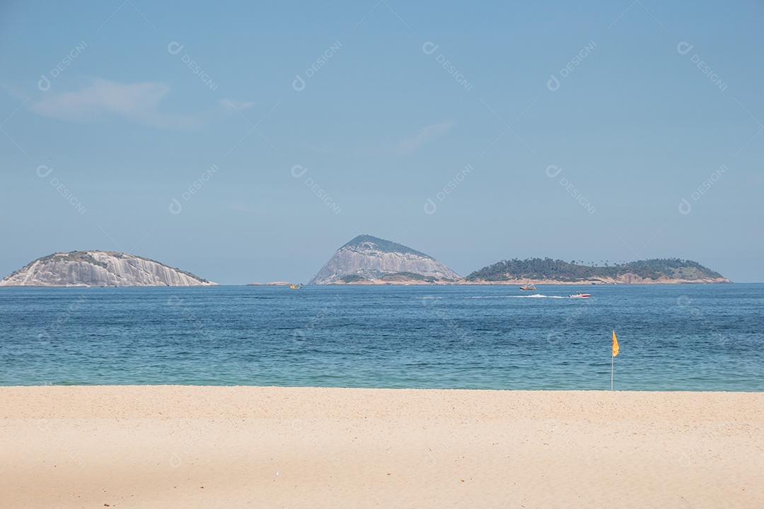 praia vazia de ipanema, durante a segunda onda da pandemia de coronovírus no rio de janeiro brasil.