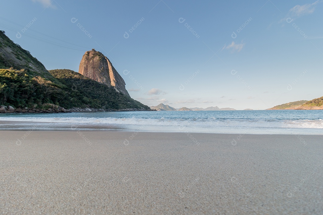 Pão de Açúcar visto da Praia Vermelha da Urca no Rio de Janeiro Brasil.