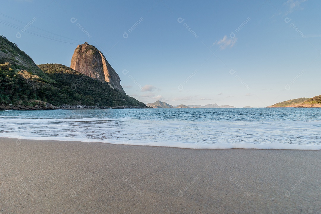 Pão de Açúcar visto da Praia Vermelha da Urca no Rio de Janeiro Brasil.