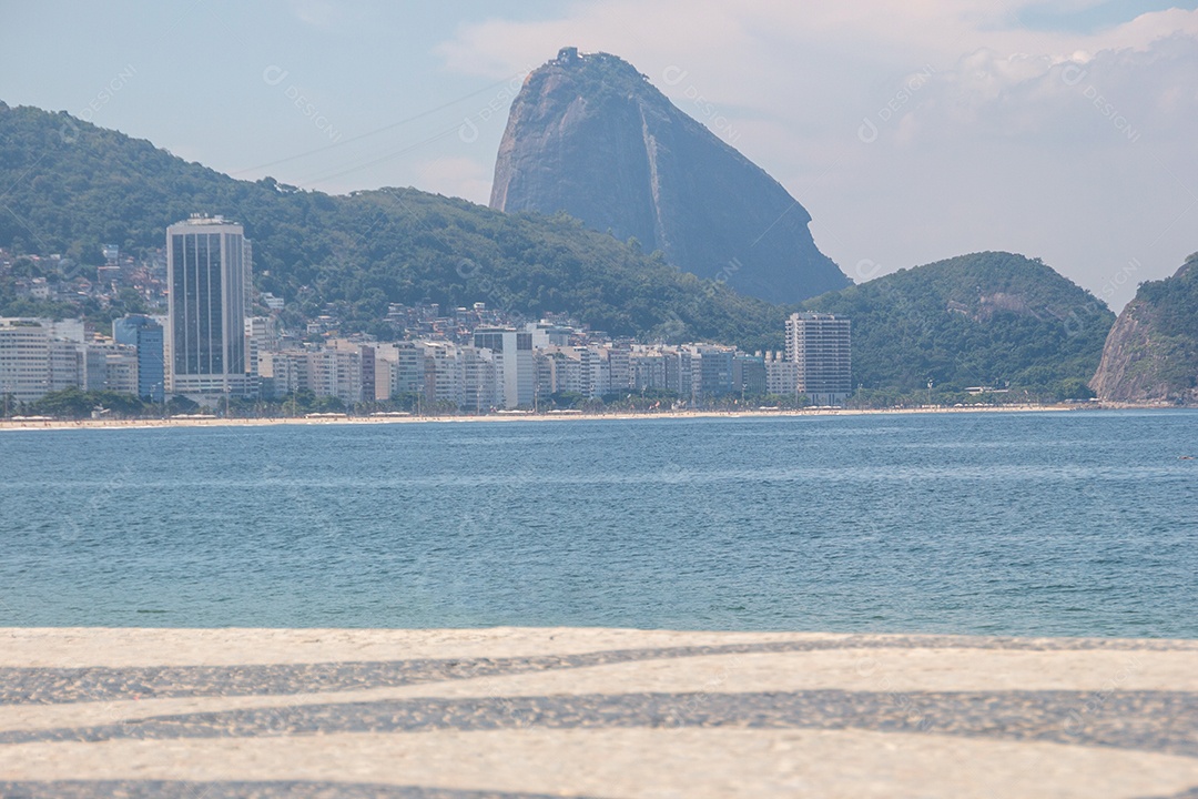 praia de ipanema vazia durante a pandemia de coronavírus no rio de janeiro brasil.