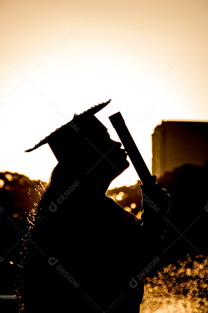 silhueta de mulher se formando no rio de janeiro.
